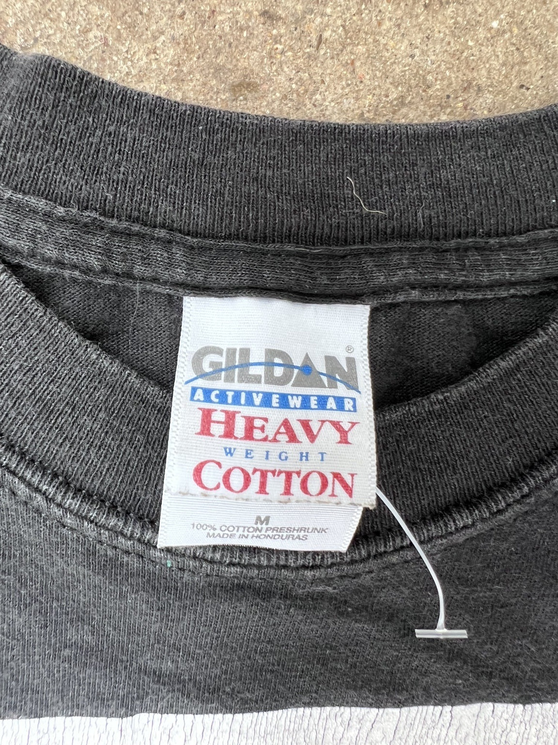 Gildan Heavy Cotton tag size M