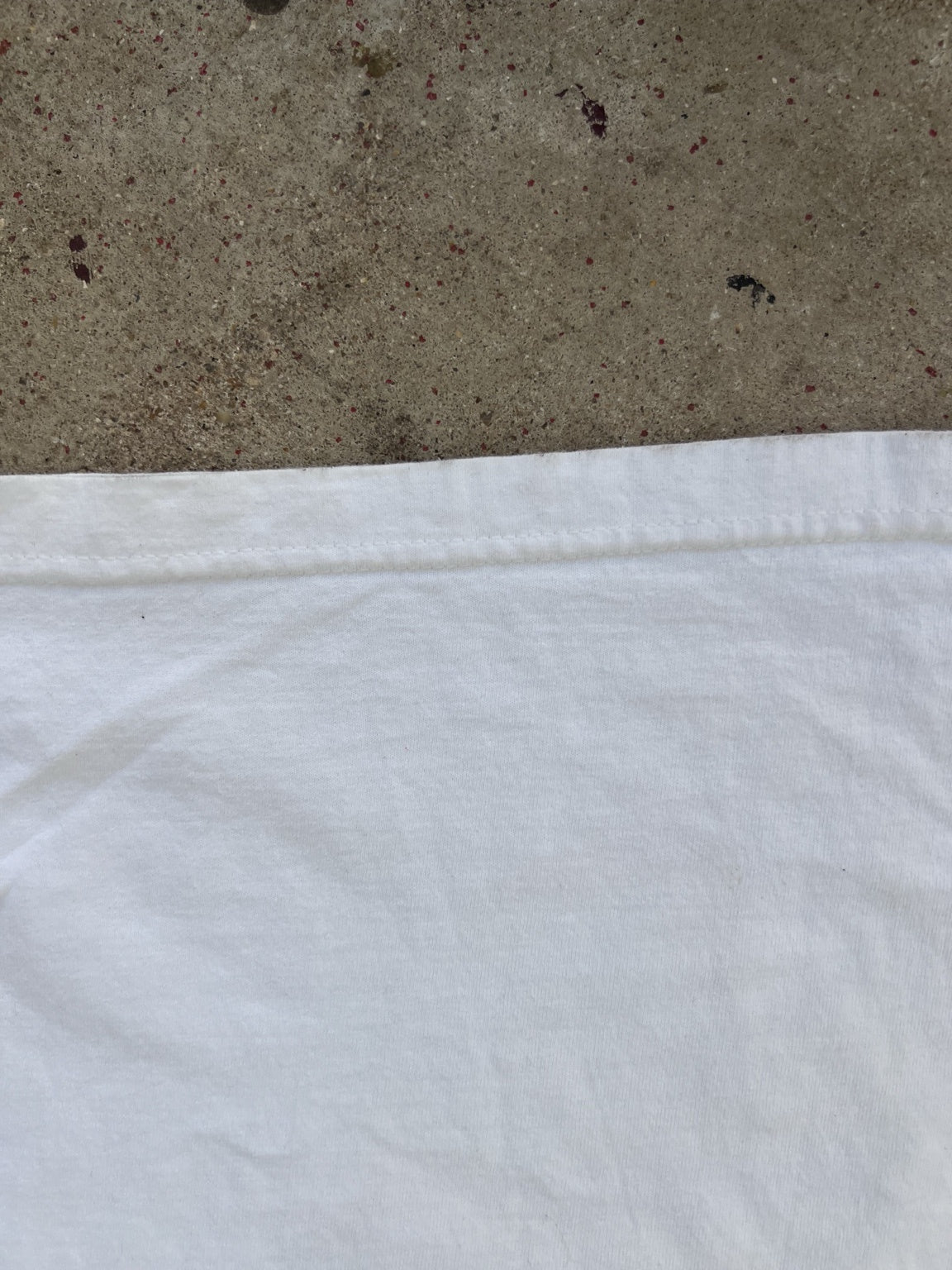 Vintage T-shirt hem stitch detail